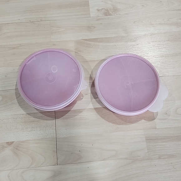 2 Tupperware Microwave safe divided bowls with lids like new - Picture 2 of 6
